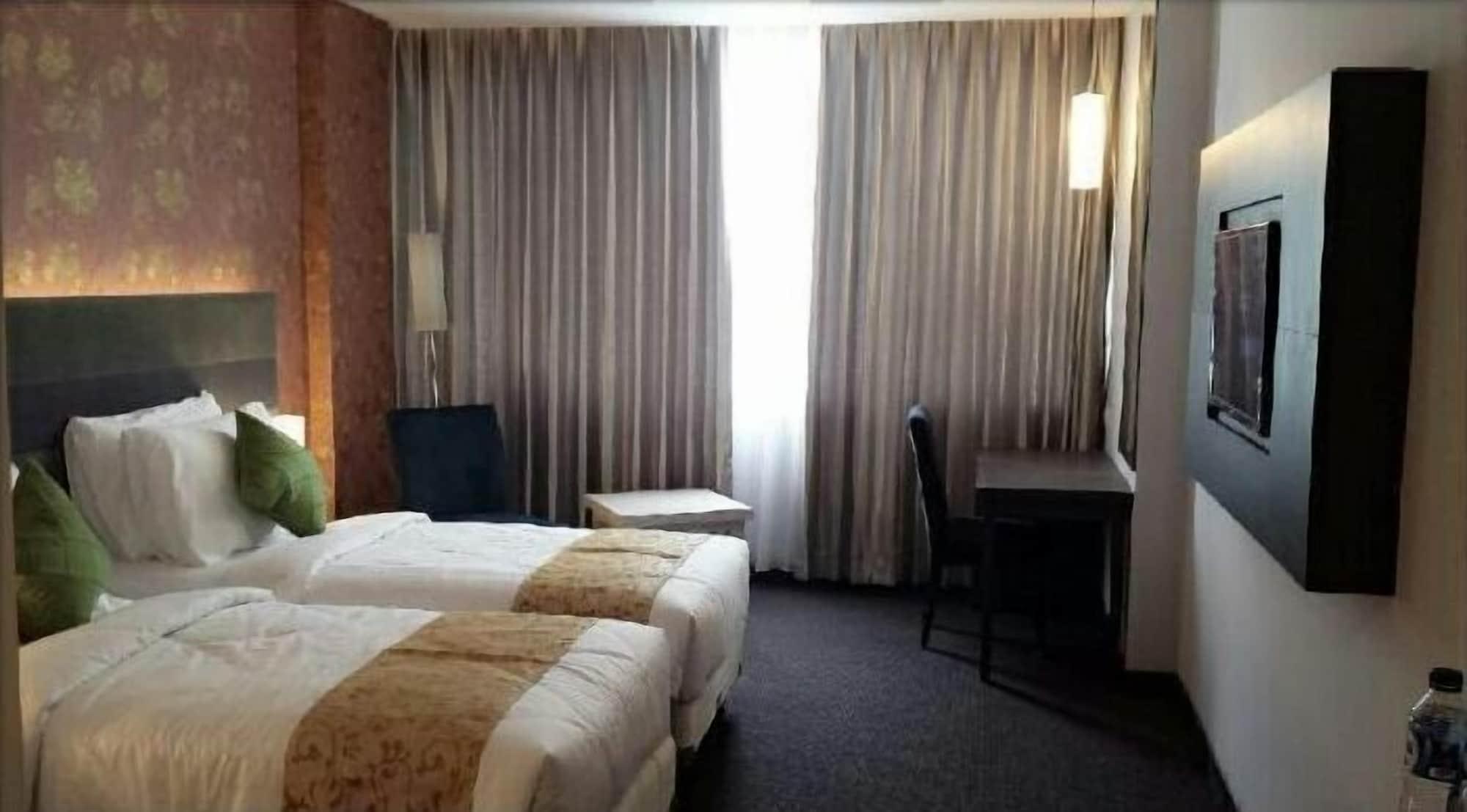 Tjokro Hotel Пеканбару Екстериор снимка