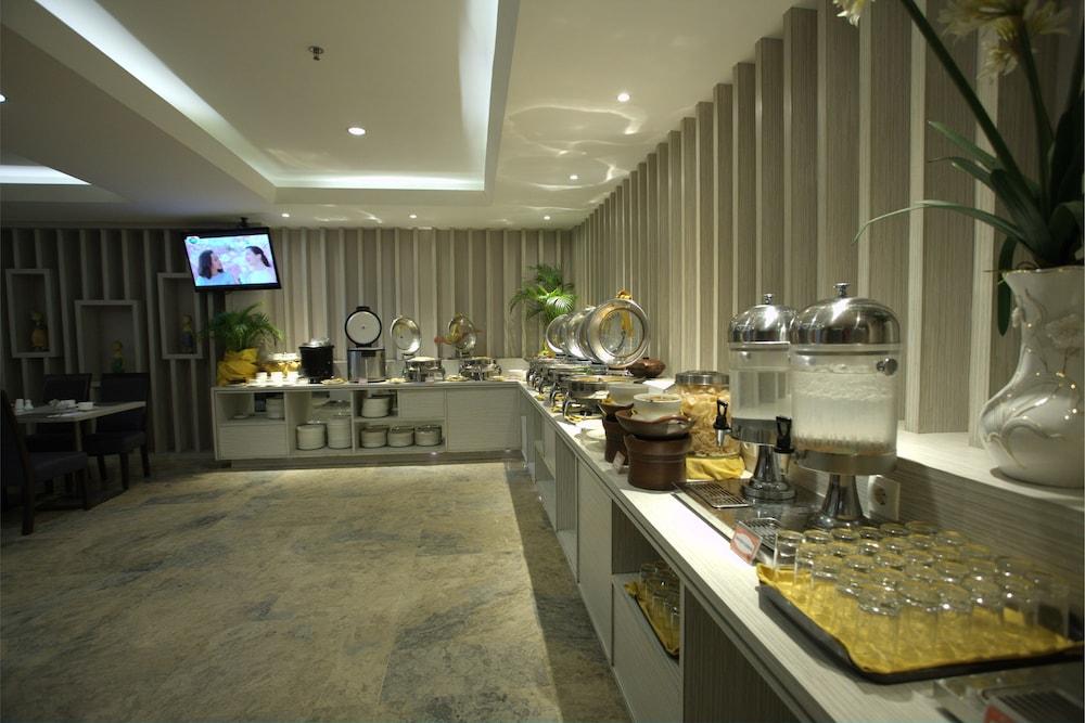 Tjokro Hotel Пеканбару Екстериор снимка