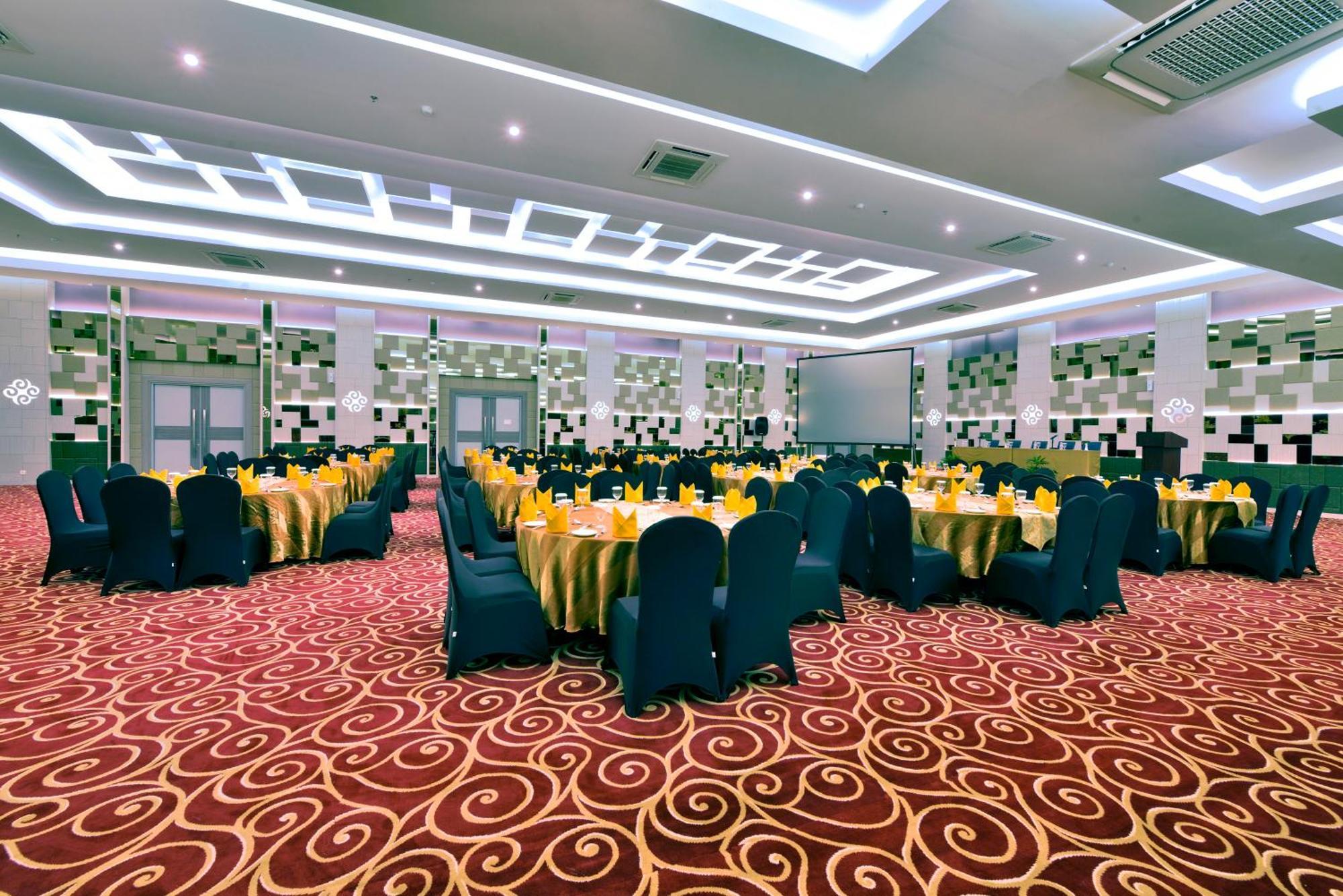 Tjokro Hotel Пеканбару Екстериор снимка
