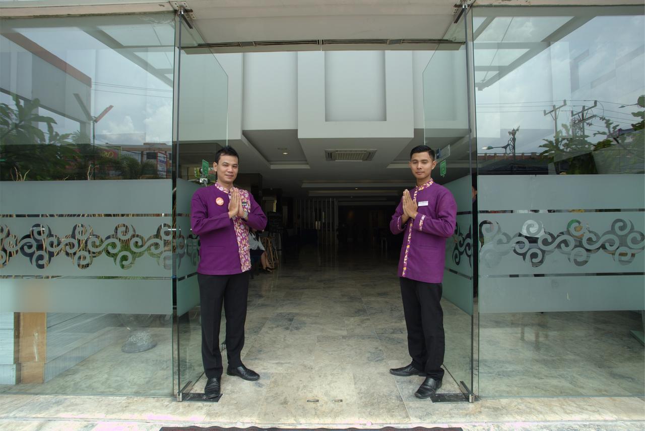 Tjokro Hotel Пеканбару Екстериор снимка