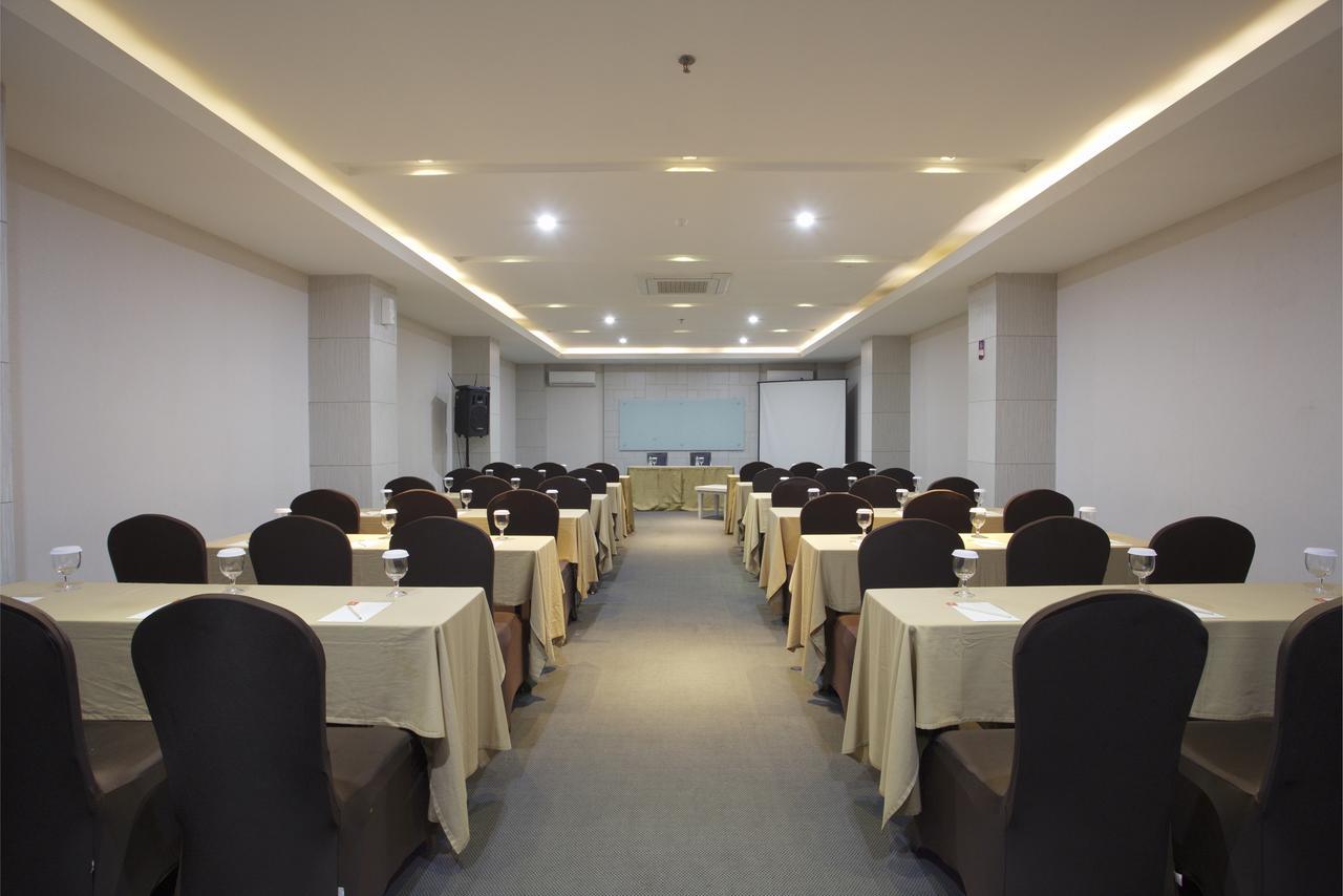 Tjokro Hotel Пеканбару Екстериор снимка